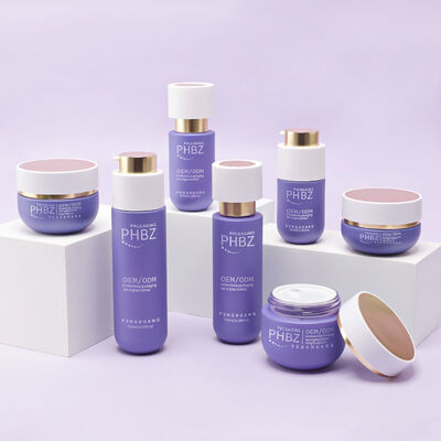 Conjunto completo de envases cosméticos que incluye botellas de vidrio de lujo, botellas de loción con tapa dorada, frascos de crema y envases cosméticos