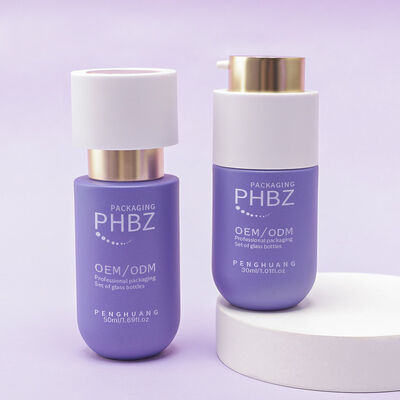 Conjunto completo de envases cosméticos que incluye botellas de vidrio de lujo, botellas de loción con tapa dorada, frascos de crema y envases cosméticos