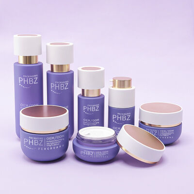 Conjunto completo de envases cosméticos que incluye botellas de vidrio de lujo, botellas de loción con tapa dorada, frascos de crema y envases cosméticos